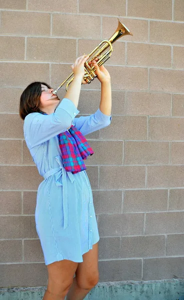 Músico Jazz Femenino Con Trompeta Aire Libre — Foto de Stock