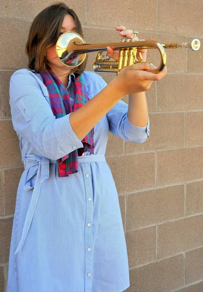 Kvinnlig Jazz Musiker Med Trumpet Utomhus — Stockfoto