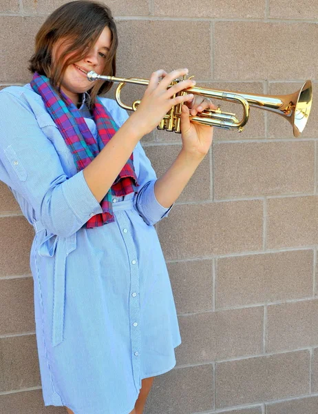 屋外で彼女のトランペットで女性のジャズミュージシャン — ストック写真