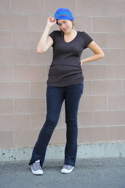 Mujer Tomboy Expresiones Contra Una Pared Exterior —  Fotos de Stock