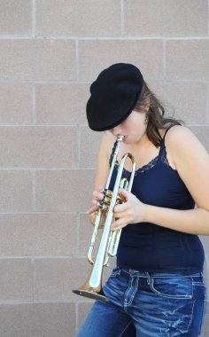 Dişi trompetçi kornasını dışarıda çalıyor..