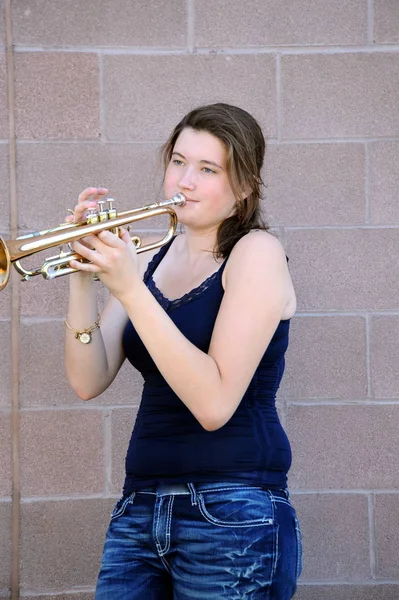 Trompeterin Bläst Draußen Ihr Horn — Stockfoto