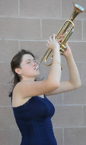 Mujer Trompetista Tocando Bocina Afuera — Foto de Stock