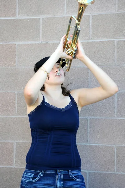 Female Trumpet Player Blowing Her Horn — Stock Photo, Image