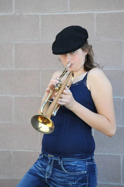 Mujer Trompetista Tocando Bocina Afuera —  Fotos de Stock