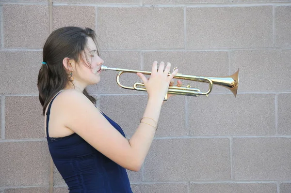 Kvinnlig Trumpet Spelare Blåser Hennes Horn Utanför — Stockfoto