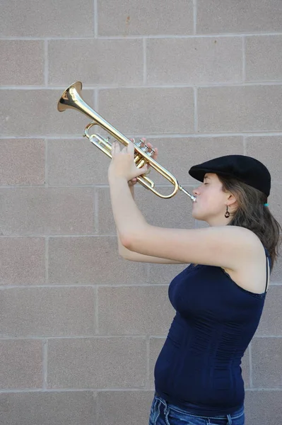 Kvinnlig Trumpet Spelare Blåser Hennes Horn Utanför — Stockfoto