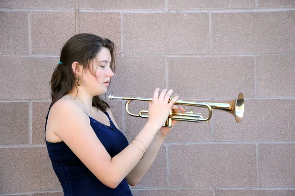 Trompeterin Bläst Draußen Ihr Horn — Stockfoto