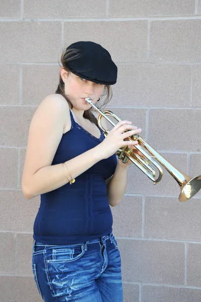 Kvinnlig Trumpet Spelare Blåser Hennes Horn Utanför — Stockfoto