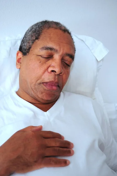 Afro Amerikaanse Man Ontspannen Thuis Bed — Stockfoto