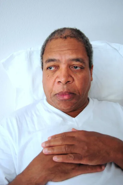 アフリカ系アメリカ人の男性の自宅のベッドでリラックス — ストック写真