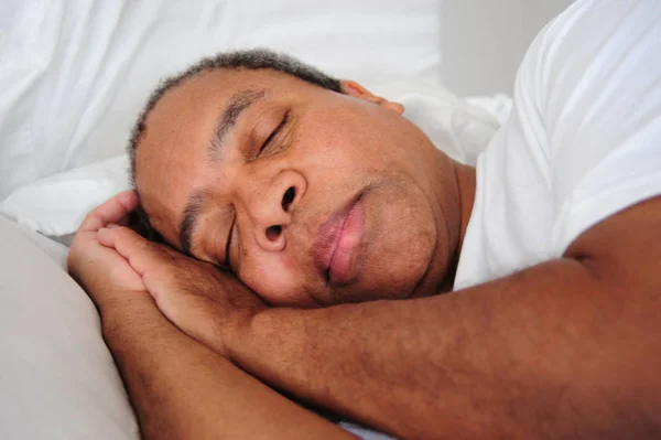 Afro Américain Mâle Relaxant Maison Lit — Photo