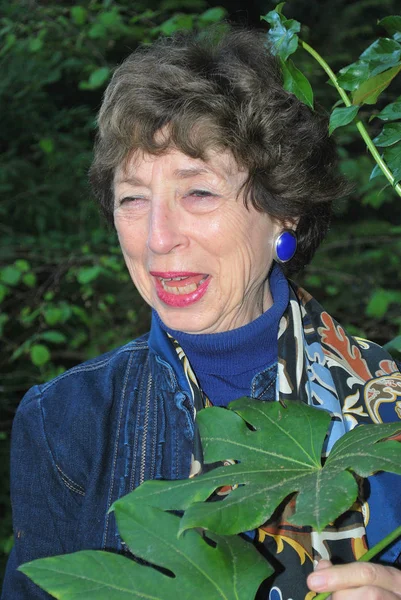 Äldre Kvinnliga Senior Uttryck Naturen Utomhus — Stockfoto