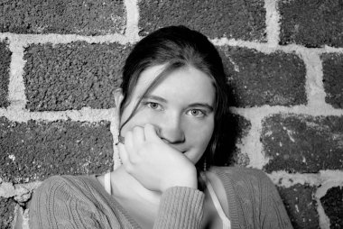 Artı boyutu kadın güzelliğinin ifadeler stüdyo bodrum katında.