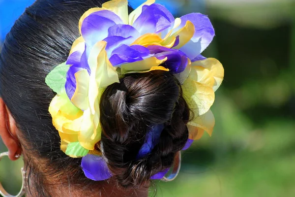 Modelo Moda Beleza Feminina Vestindo Uma Peça Cabelo Flor — Fotografia de Stock