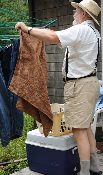 Male Senior Washing Drying Laundry His Backyard — Stock Photo, Image