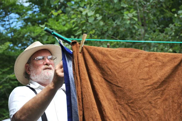 Mannelijke Senior Wassen Drogen Wasserij Zijn Achtertuin — Stockfoto