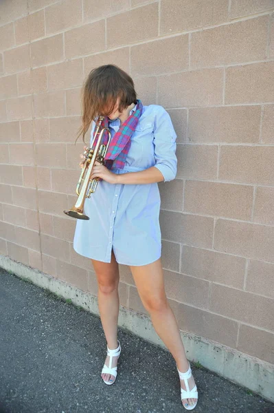 Vrouwelijke Jazz Trompet Performer Met Haar Hoorn Buitenshuis — Stockfoto