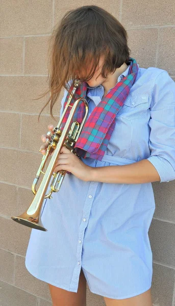 Tocadora Trompeta Jazz Femenina Con Cuerno Aire Libre — Foto de Stock