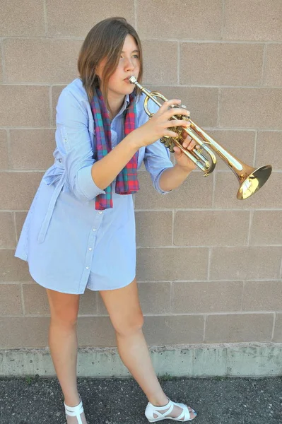 Vrouwelijke Jazz Trompet Performer Met Haar Hoorn Buitenshuis — Stockfoto