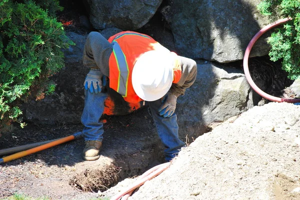 维修地下破裂水管的公用事业工人 — 图库照片