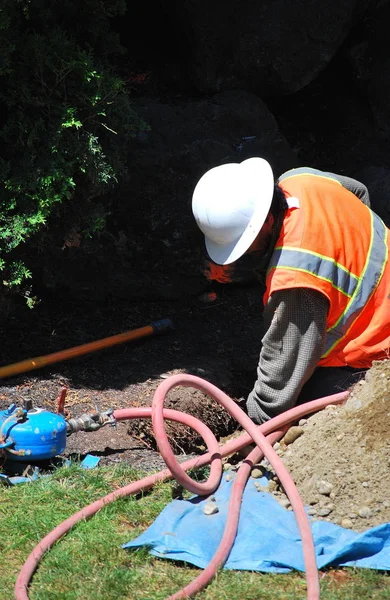 Trabalhador Serviços Públicos Reparando Tubo Água Quebrado Subterrâneo — Fotografia de Stock
