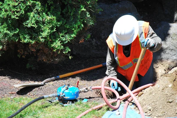 Trabajador Servicios Públicos Reparando Una Tubería Agua Rota Bajo Tierra —  Fotos de Stock