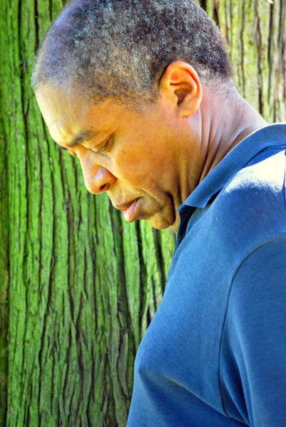 Afrikanisch Amerikanischer Mann Fühlt Sich Traurig Und Abgelehnt — Stockfoto