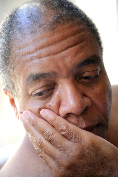 Africano Americano Masculino Expressões Seniores Sozinho Dentro Casa — Fotografia de Stock
