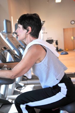 Olgun kadın güzelliği bir sağlık kulübünde çalışıyor..