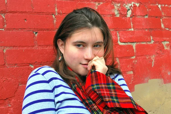 Belleza Femenina Vistiendo Moda Navideña Contra Una Pared Aire Libre — Foto de Stock