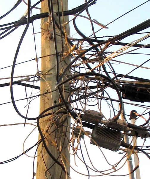 Cables Línea Alimentación Inseguros Poste Alto Cielo —  Fotos de Stock