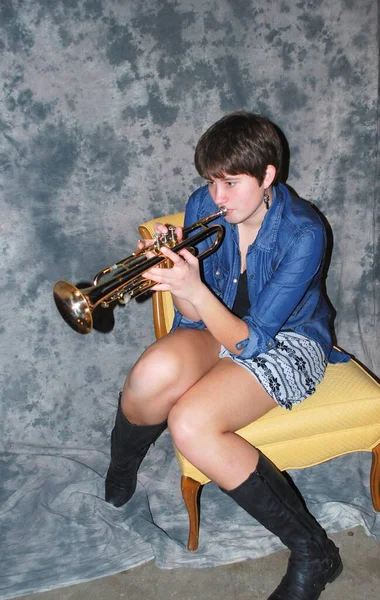 Naispuolinen Trumpetisti Sarvi Studion Kellarissa — kuvapankkivalokuva