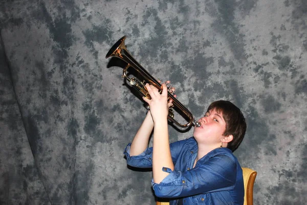 Kvinnlig Trumpet Spelare Med Sitt Horn Studio Källare — Stockfoto