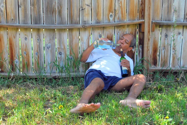アルコール依存症の男性の住宅所有者は彼の裏庭で酔って — ストック写真