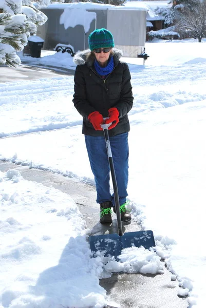 Olgun Yaşlı Kadın Dışarıda Kar Kürüyor — Stok fotoğraf