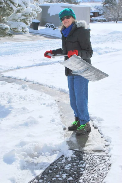 Madura Hembra Senior Paleando Nieve Invierno Afuera — Foto de Stock