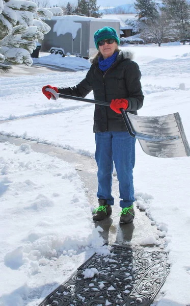 Madura Hembra Senior Paleando Nieve Invierno Afuera — Foto de Stock