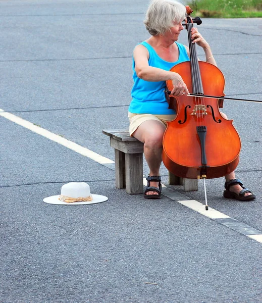 성충이 첼로를 밖에서 혼자서 거리에서 공연하는 — 스톡 사진