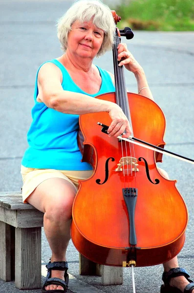 Donna Matura Che Esegue Assolo Strada Fuori Sul Suo Violoncello — Foto Stock