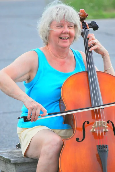 Mature Female Performing Solo Street Her Cello — Stock Photo, Image