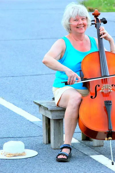 Gammal Kvinna Utför Ett Solo Gatan Utanför Sin Cello — Stockfoto