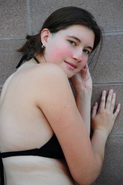 Artı, dışarıda bikinili bir kadın figürü..