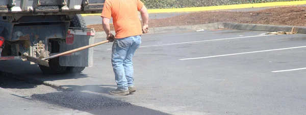 Trabalhador Sexo Masculino Reparando Buracos Rua Livre — Fotografia de Stock