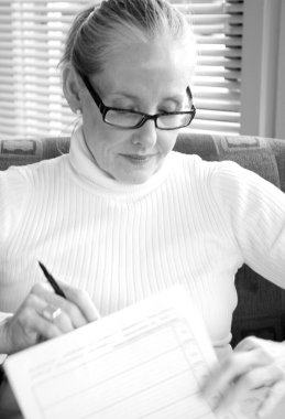 Olgun kadın güzellik ofisinde tek başına çalışıyor..