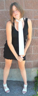 Açık havada siyah parti elbisesi giyen güzel bir kadın manken..