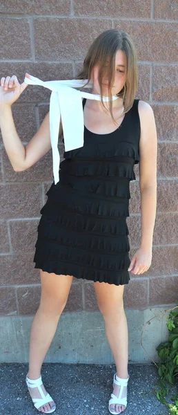 Modelo Moda Belleza Femenina Con Vestido Fiesta Negro Aire Libre — Foto de Stock