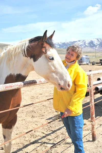 Female Rancher Bonding Horse Outdoors — Stock Photo, Image