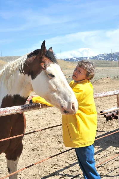 Female Rancher Bonding Horse Outdoors — Stock Photo, Image