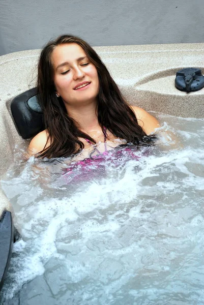 Vrouwelijke Schoonheid Uitdrukkingen Ontspannen Hot Tub Thuis — Stockfoto